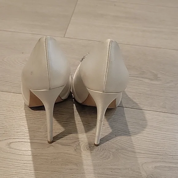 Badgley Mischka Women's Peep Toe Shoes - Picture 3 of 7